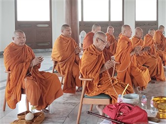 พระสงฆ์ 10 รูป เจริญพระพุทธมนต์ ภาพที่ 2