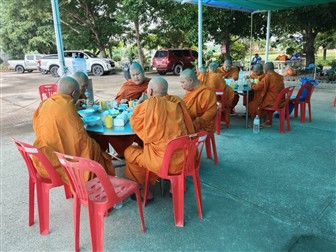 ถวายภัตตาหารและเลี้ยงพระ ภาพที่ 5