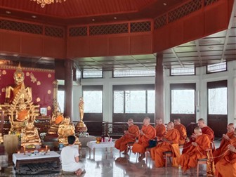 พระสงฆ์เจริญพระพุทธมนต์ภายในวิหาร ภาพที่ 3