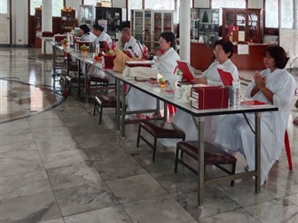 บรรยากาศการสวดมนต์ภายในวิหาร ภาพที่ 3